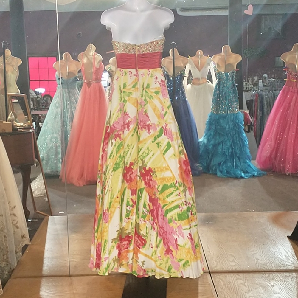 Prom dress - Picture 2 of 6